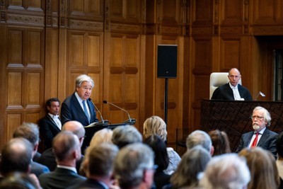 国際司法裁判所（ICJ）で演説する国連のグテレス事務総長（左手前）＝17日、オランダ西部ハーグ（ICJ提供・共同）