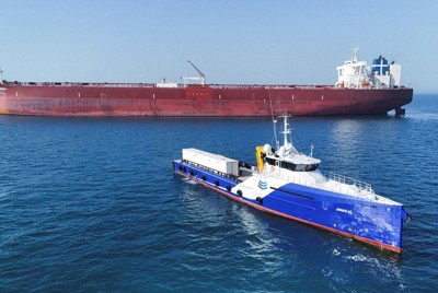 ホルムズ海峡を通過し、イラク領海に入った石油タンカー＝イラク沖合で2026年4月17日、ロイター