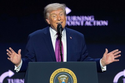 保守系団体「ターニング・ポイントUSA」の集会で演説するトランプ米大統領＝米西部アリゾナ州フェニックスで2026年4月17日、AP