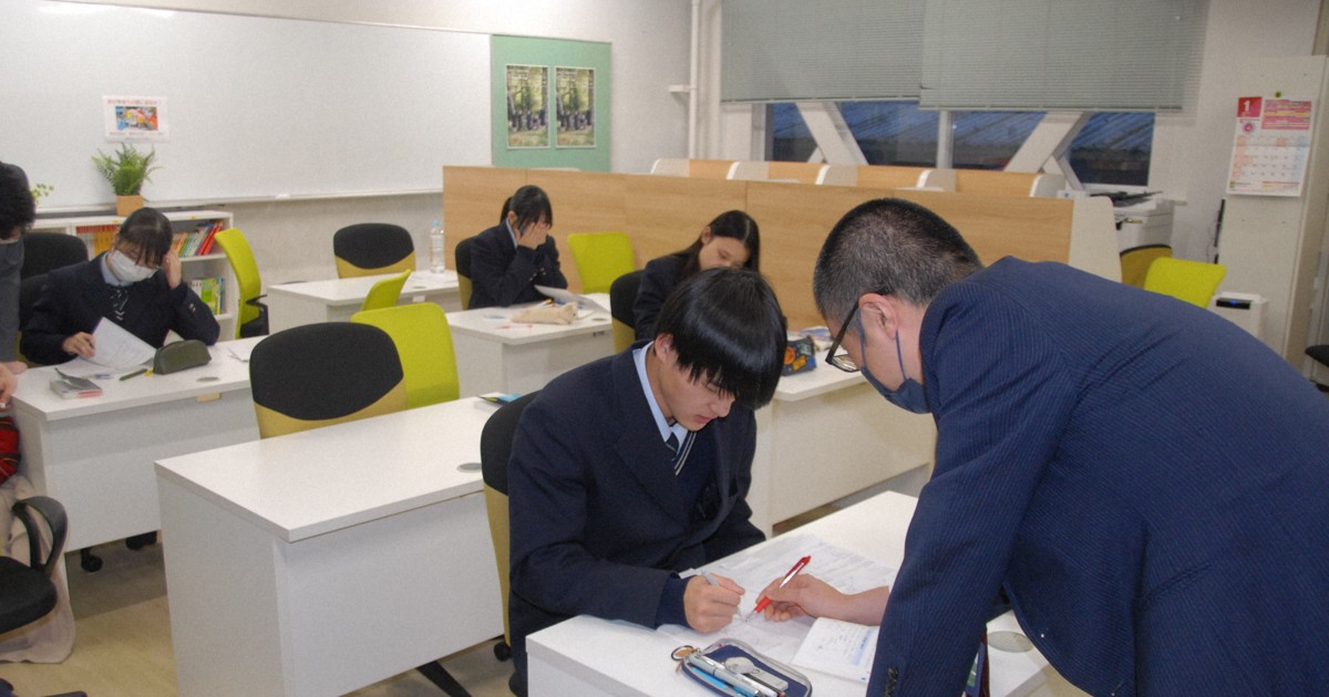 縮小社会に生きる:過疎化の町、県立高の一角に公設の学習塾「格差なくなる」　島根