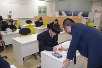 島根中央高校に開設された学習塾「島根中央みらいゼミ」で学習する生徒ら＝島根県川本町で2026年1月29日午後5時28分、上野宏人撮影