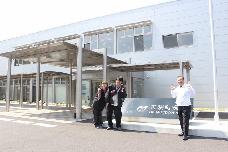 岡山県美咲町役場の庁舎。取材した日はちょうど、カップルが婚姻届を提出しに来庁しており、青野高陽町長（右）と記念撮影していた＝岡山県美咲町で2026年3月27日午前11時33分、石川勝己撮影