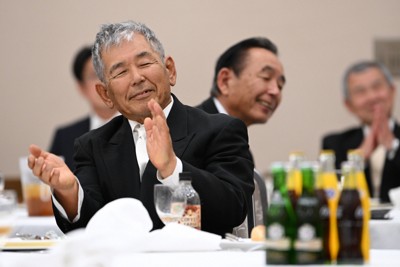 卒業を祝う食事会で卒業生のあいさつに拍手を送る白川勝さん（左）＝香川県丸亀市で2026年3月8日、大西岳彦撮影