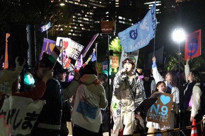 コールで反戦の声を上げる参加者ら＝東京都千代田区の国会前で2026年4月8日午後8時21分、福原英信撮影