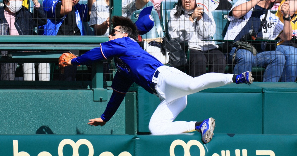カメラマン席飛び込み、中日・福永が負傷交代　フライ追い頭から
