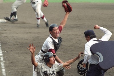 1996年の夏の甲子園決勝で延長十回裏、タッチアップした熊本工の星子崇選手は松山商の矢野勝嗣選手の「奇跡のバックホーム」でタッチアウトになった＝阪神甲子園球場で1996年8月21日撮影