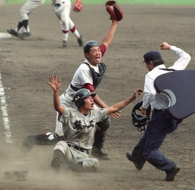 1996年の夏の甲子園決勝で延長十回裏、タッチアップした熊本工の星子崇選手は松山商の矢野勝嗣選手の「奇跡のバックホーム」でタッチアウトになった＝阪神甲子園球場で1996年8月21日撮影