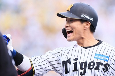 【阪神－中日】七回裏阪神2死一、三塁、適時打を放ち喜ぶ木浪聖也＝阪神甲子園球場で2026年4月18日、長澤凜太郎撮影