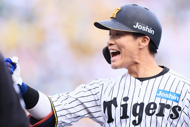 【阪神－中日】七回裏阪神2死一、三塁、適時打を放ち喜ぶ木浪聖也＝阪神甲子園球場で2026年4月18日、長澤凜太郎撮影