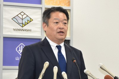 灯油助成券の遅れについて問われた長崎幸太郎知事＝甲府市で2026年4月14日午後1時44分、杉本修作撮影