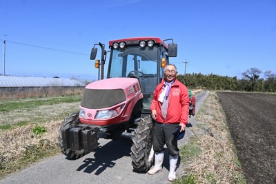田起こし作業を終え、一休みする諸遊壌司さん＝鳥取県大山町安原で2026年3月17日午前11時44分、山田泰正撮影