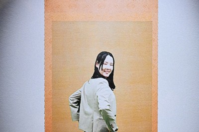 来場者が菱川師宣「見返り美人図」に写り込んで撮影できる記念写真＝福島市森合町の「花の写真館」で2026年4月17日午後4時15分、錦織祐一撮影