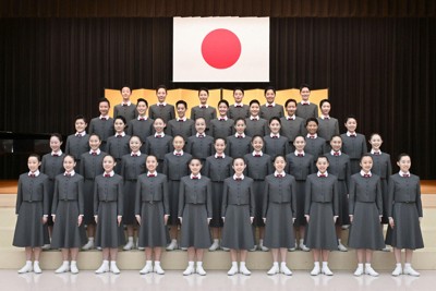 記念写真に納まる宝塚音楽学校の新入生＝18日午前、兵庫県宝塚市（共同）