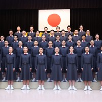 宝塚音楽学校の入学式を前に、記念撮影に臨む新入生たち＝兵庫県宝塚市で2026年4月18日午前9時19分、前田梨里子撮影