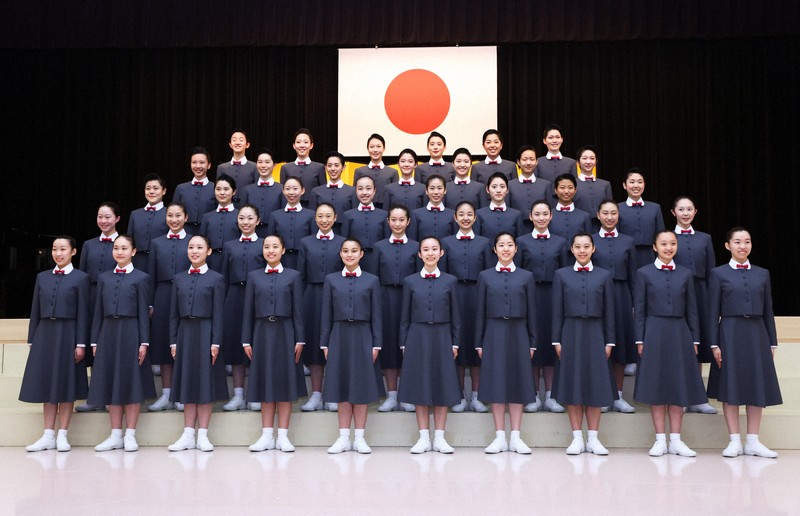 宝塚音楽学校の入学式を前に、記念撮影に臨む新入生たち＝兵庫県宝塚市で2026年4月18日午前9時19分、前田梨里子撮影