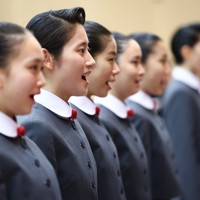 宝塚音楽学校の入学式で、校歌を歌う新入生たち＝兵庫県宝塚市で2026年4月18日午前10時40分、前田梨里子撮影