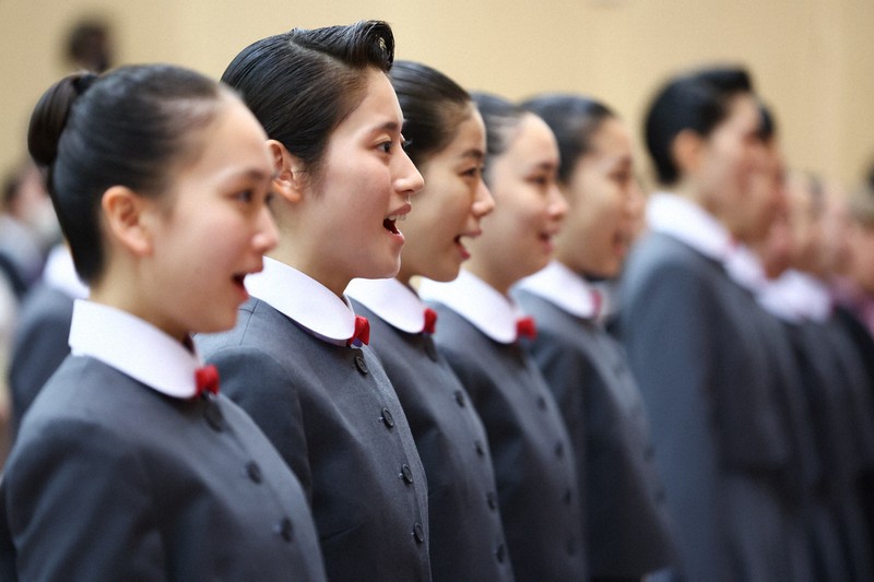 宝塚音楽学校の入学式で、校歌を歌う新入生たち＝兵庫県宝塚市で2026年4月18日午前10時40分、前田梨里子撮影