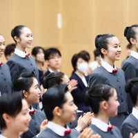 宝塚音楽学校の入学式で、入場する新入生＝兵庫県宝塚市で2026年4月18日午前9時59分、前田梨里子撮影