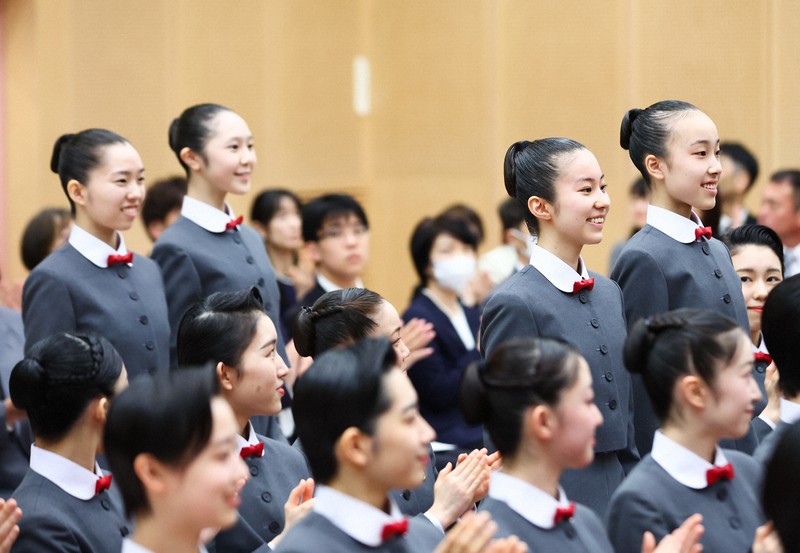 宝塚音楽学校の入学式で、入場する新入生＝兵庫県宝塚市で2026年4月18日午前9時59分、前田梨里子撮影