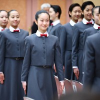 宝塚音楽学校の入学式で、本科生から校章バッジを贈呈されるセレモニーに臨む新入生たち＝兵庫県宝塚市で2026年4月18日午前10時43分、前田梨里子撮影