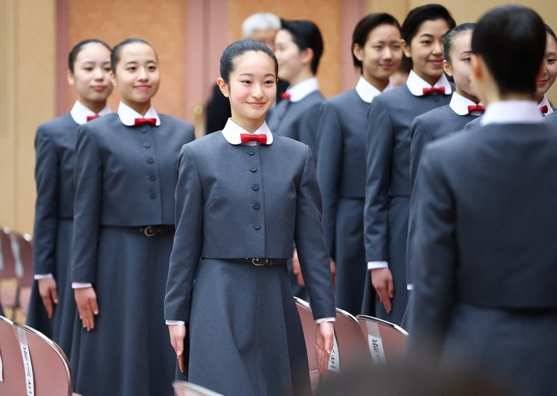 宝塚音楽学校の入学式で、本科生から校章バッジを贈呈されるセレモニーに臨む新入生たち＝兵庫県宝塚市で2026年4月18日午前10時43分、前田梨里子撮影
