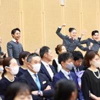 宝塚音楽学校の入学式を前に、記念撮影に臨む新入生たちを笑わせようとする本科生たち＝兵庫県宝塚市で2026年4月18日午前9時14分、前田梨里子撮影