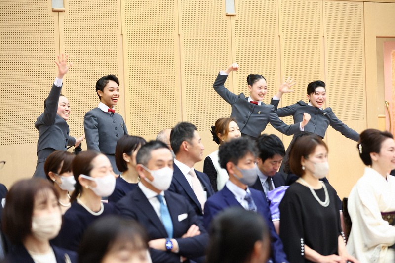 宝塚音楽学校の入学式を前に、記念撮影に臨む新入生たちを笑わせようとする本科生たち＝兵庫県宝塚市で2026年4月18日午前9時14分、前田梨里子撮影