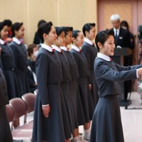 宝塚音楽学校の入学式で、答辞を述べる新入生総代の西前比草さん＝兵庫県宝塚市で2026年4月18日午前10時34分、前田梨里子撮影
