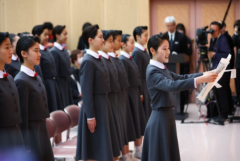 宝塚音楽学校の入学式で、答辞を述べる新入生総代の西前比草さん＝兵庫県宝塚市で2026年4月18日午前10時34分、前田梨里子撮影