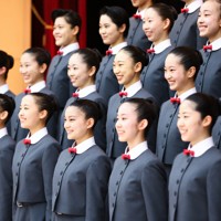 宝塚音楽学校の入学式を前に、記念撮影に臨む新入生たち＝兵庫県宝塚市で2026年4月18日午前9時14分、前田梨里子撮影