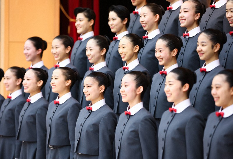 宝塚音楽学校の入学式を前に、記念撮影に臨む新入生たち＝兵庫県宝塚市で2026年4月18日午前9時14分、前田梨里子撮影