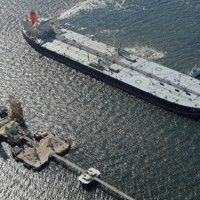 ホルムズ海峡を通過し京葉シーバースに到着した商船三井の原油タンカー「KIRISHIMA」＝東京湾で2026年4月3日午後2時38分、本社ヘリから平川義之撮影