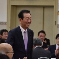 会場に到着して拍手で迎えられる小沢一郎氏＝盛岡市で2026年4月18日、山田英之撮影