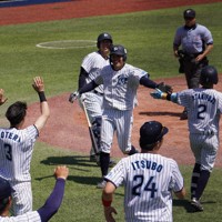 【富士クラブ－焼津マリーンズ】生還した西村竜馬（中央）を迎え入れる焼津マリーンズの選手＝静岡市葵区の西ケ谷球場で