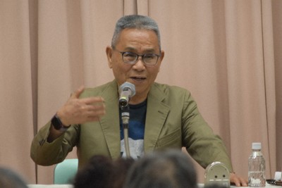 姐御と慕う宮尾登美子さんとの思い出などを語る山本一力さん＝高知市の高知県立文学館で2026年4月12日午後2時6分、行方一男撮影