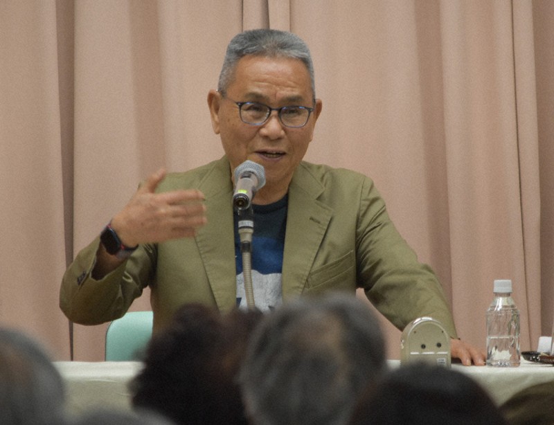 姐御と慕う宮尾登美子さんとの思い出などを語る山本一力さん＝高知市の高知県立文学館で2026年4月12日午後2時6分、行方一男撮影