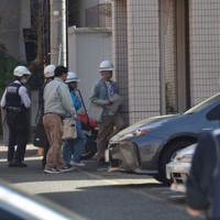 クマが目撃されたという周辺の建物に入る宮城県警の警察官ら＝仙台市青葉区木町通2で2026年4月19日午後1時54分、山中宏之撮影