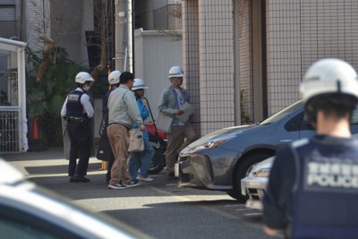 クマが目撃されたという周辺の建物に入る宮城県警の警察官ら＝仙台市青葉区木町通2で2026年4月19日午後1時54分、山中宏之撮影