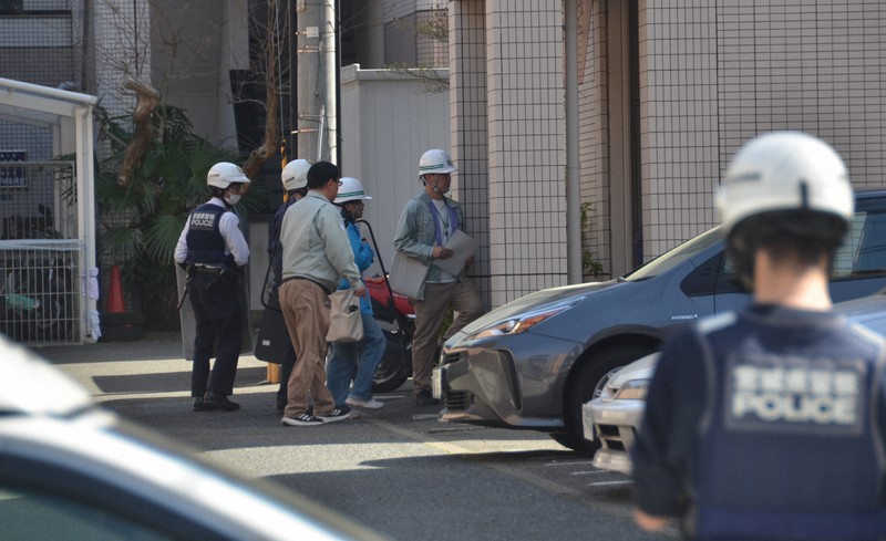 クマが目撃されたという周辺の建物に入る宮城県警の警察官ら＝仙台市青葉区木町通2で2026年4月19日午後1時54分、山中宏之撮影