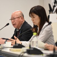 起草委員会で発言する長崎原爆被災者協議会の田中重光会長（左端）ら＝長崎市の長崎原爆資料館で2026年4月19日午前10時21分、土田暁彦撮影