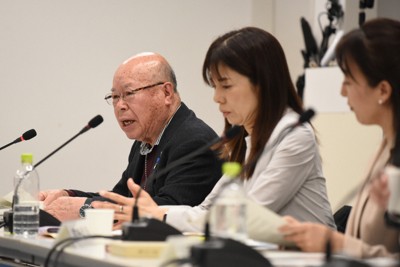 起草委員会で発言する長崎原爆被災者協議会の田中重光会長（左端）ら＝長崎市の長崎原爆資料館で2026年4月19日午前10時21分、土田暁彦撮影