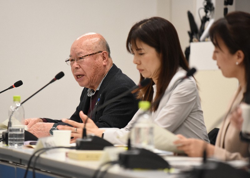 起草委員会で発言する長崎原爆被災者協議会の田中重光会長（左端）ら＝長崎市の長崎原爆資料館で2026年4月19日午前10時21分、土田暁彦撮影