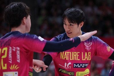 【東京GB－サントリー】第2セット、味方に声を掛ける東京GBの柳田将洋＝有明コロシアムで2026年4月18日、中川祐一撮影