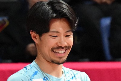ボールを笑顔で見つめるサントリーの関田誠大選手＝有明コロシアムで2026年4月17日、平川義之撮影