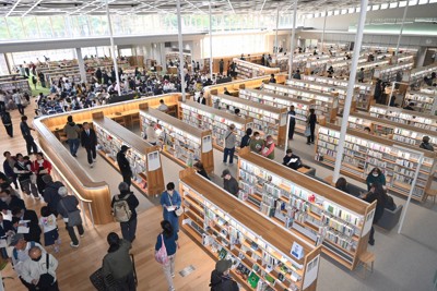 最大32万冊を収蔵できる別府市立図書館＝大分県別府市野口原で2026年3月28日、山口泰輝撮影