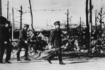 米軍による3月10日の空襲で被災した東京・深川など下町を視察に訪れた昭和天皇＝1945年3月18日