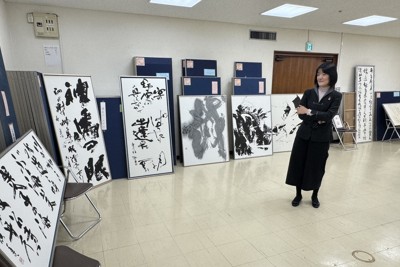 第50回記念毎日女流書展の文部科学大臣賞を選ぶ鍋島稲子・台東区立書道博物館館長＝北九州市小倉北区紺屋町の毎日西部会館で2026年4月19日午後3時52分、谷由美子撮影