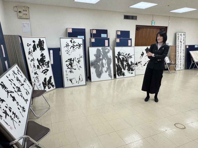 第50回記念毎日女流書展の文部科学大臣賞を選ぶ鍋島稲子・台東区立書道博物館館長＝北九州市小倉北区紺屋町の毎日西部会館で2026年4月19日午後3時52分、谷由美子撮影