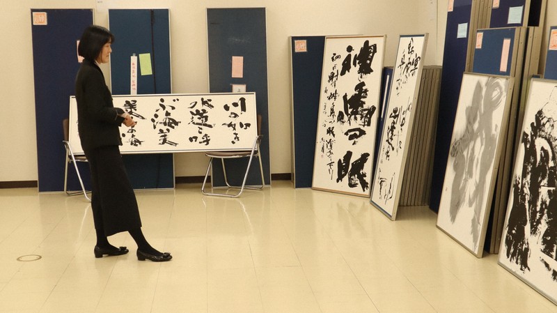 第50回記念毎日女流書展の文部科学大臣賞を選ぶ鍋島稲子・台東区立書道博物館館長＝北九州市小倉北区紺屋町の毎日西部会館で2026年4月19日午後3時59分、谷由美子撮影