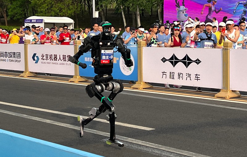 優勝「者」は世界記録超え 北京で人型ロボットがマラソン大会 [写真